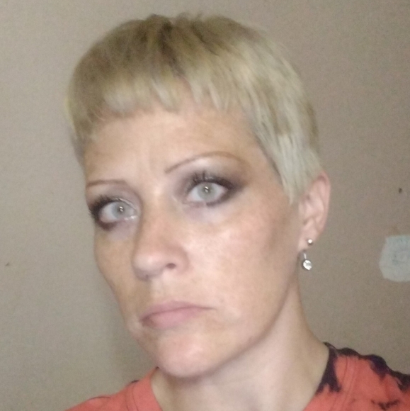 Meet your Posher, April Diane Ramirez - Picture 2 of 12